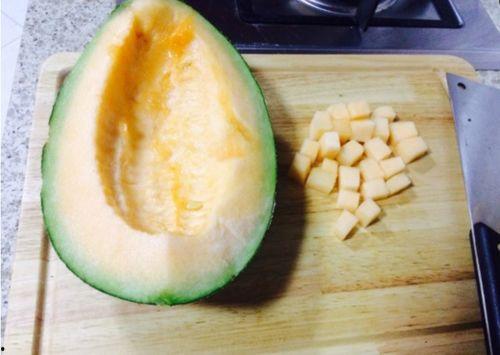 哈密瓜给顾客吃,顾客品尝赞不绝口