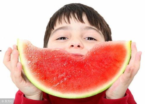 老宋微醺吃瓜姿势图,笑翻网友